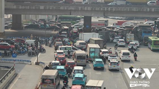 Mật độ giao thông tại Ngã tư Văn Phú Hà Đông vào giờ cao điểm